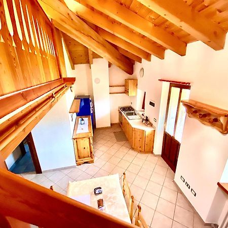 Attico Panoramico Con Soppalco Apartment Gignod Bagian luar foto